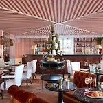 호텔 Chateau De & 5*