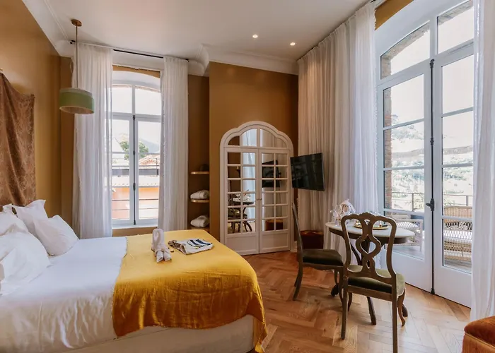 מלון Chateau De 5*