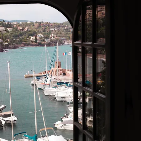 Chateau De Hotell 5*